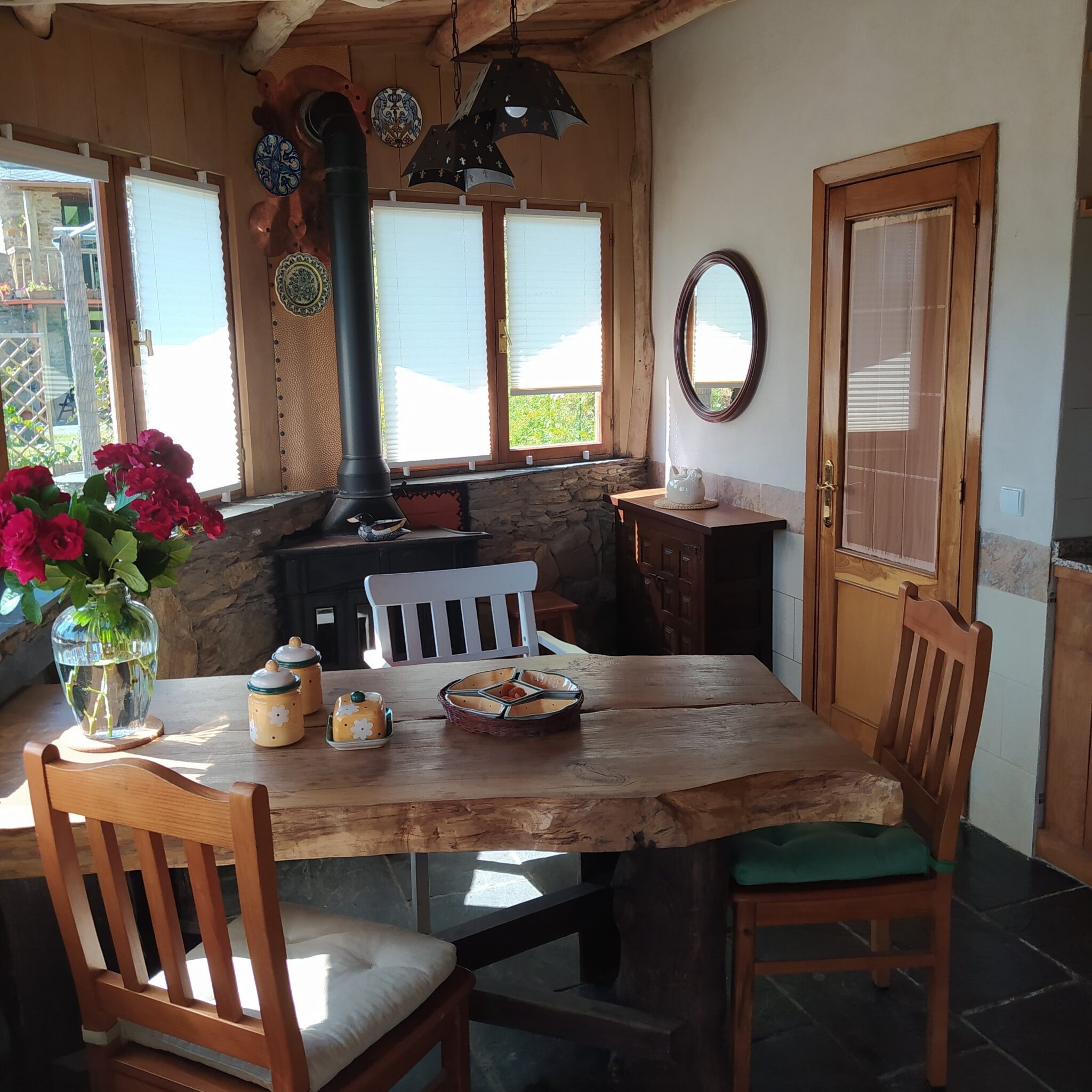 Salón con chimenea en casa rural Loventuro, perfecto para desconectar con ambiente cálido y auténtico.