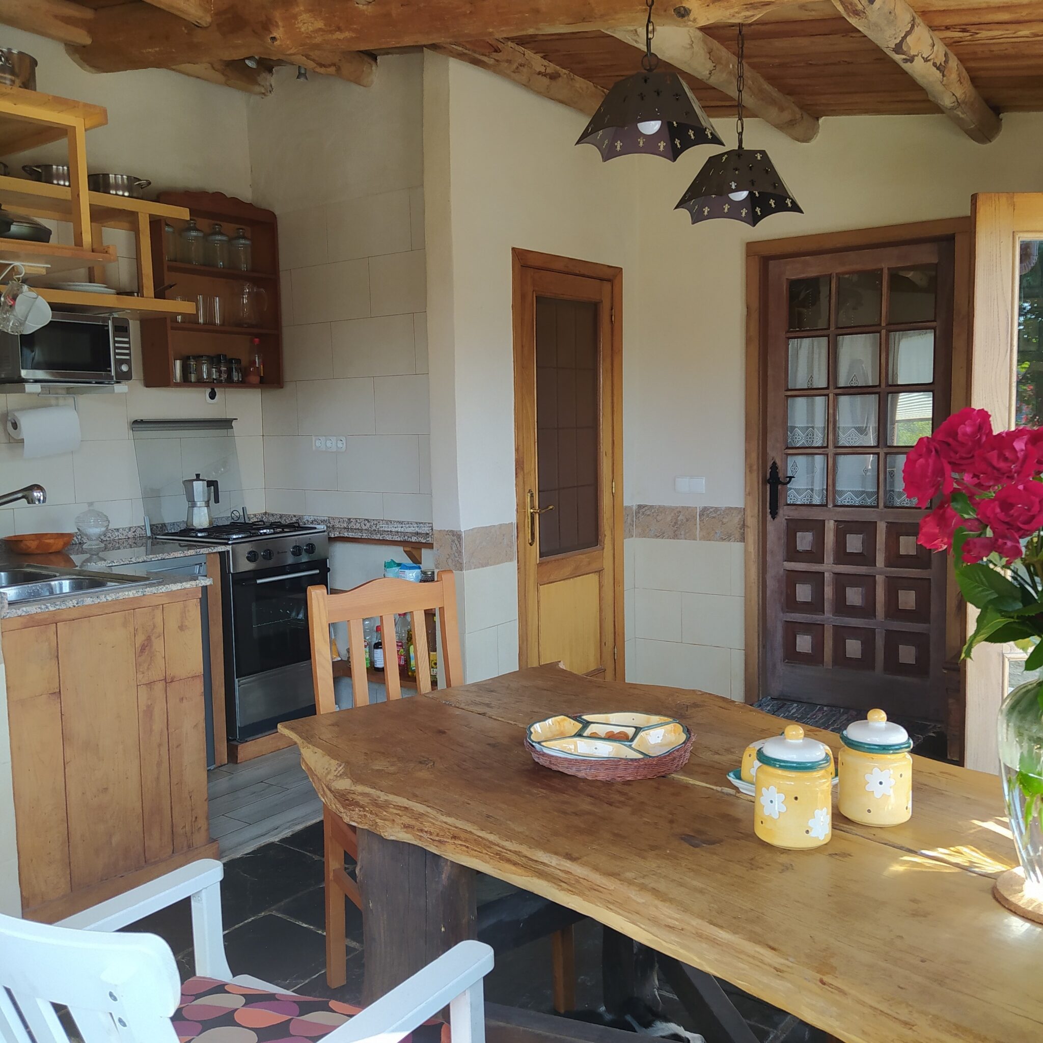 Cocina de estilo rústico en Loventuro con todos los servicios modernos para disfrutar de una estancia cómoda.