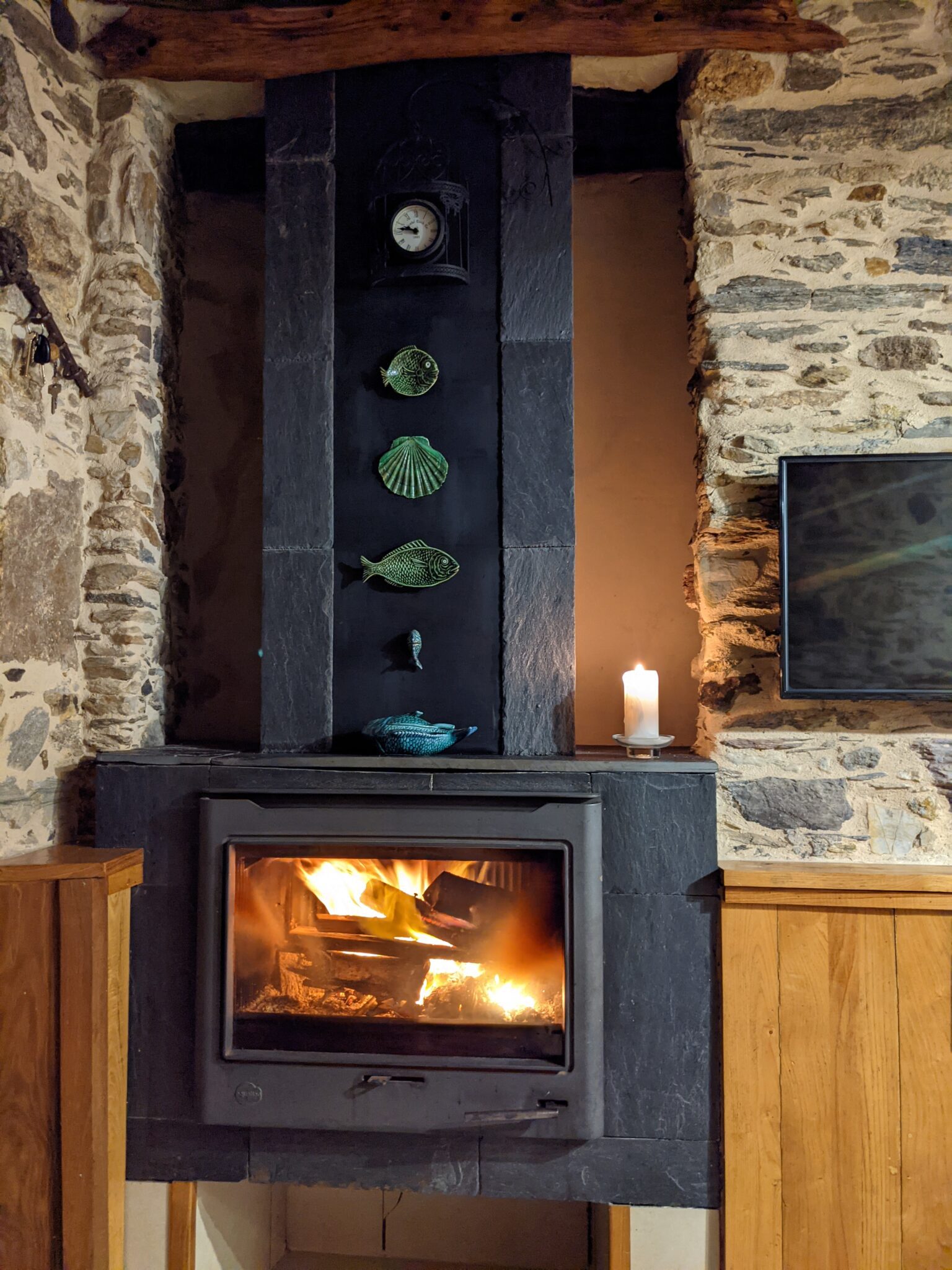 Salón con chimenea en casa rural Loventuro, perfecto para desconectar con ambiente cálido y auténtico. House O Venturo, Ortigueira ( A coruña)