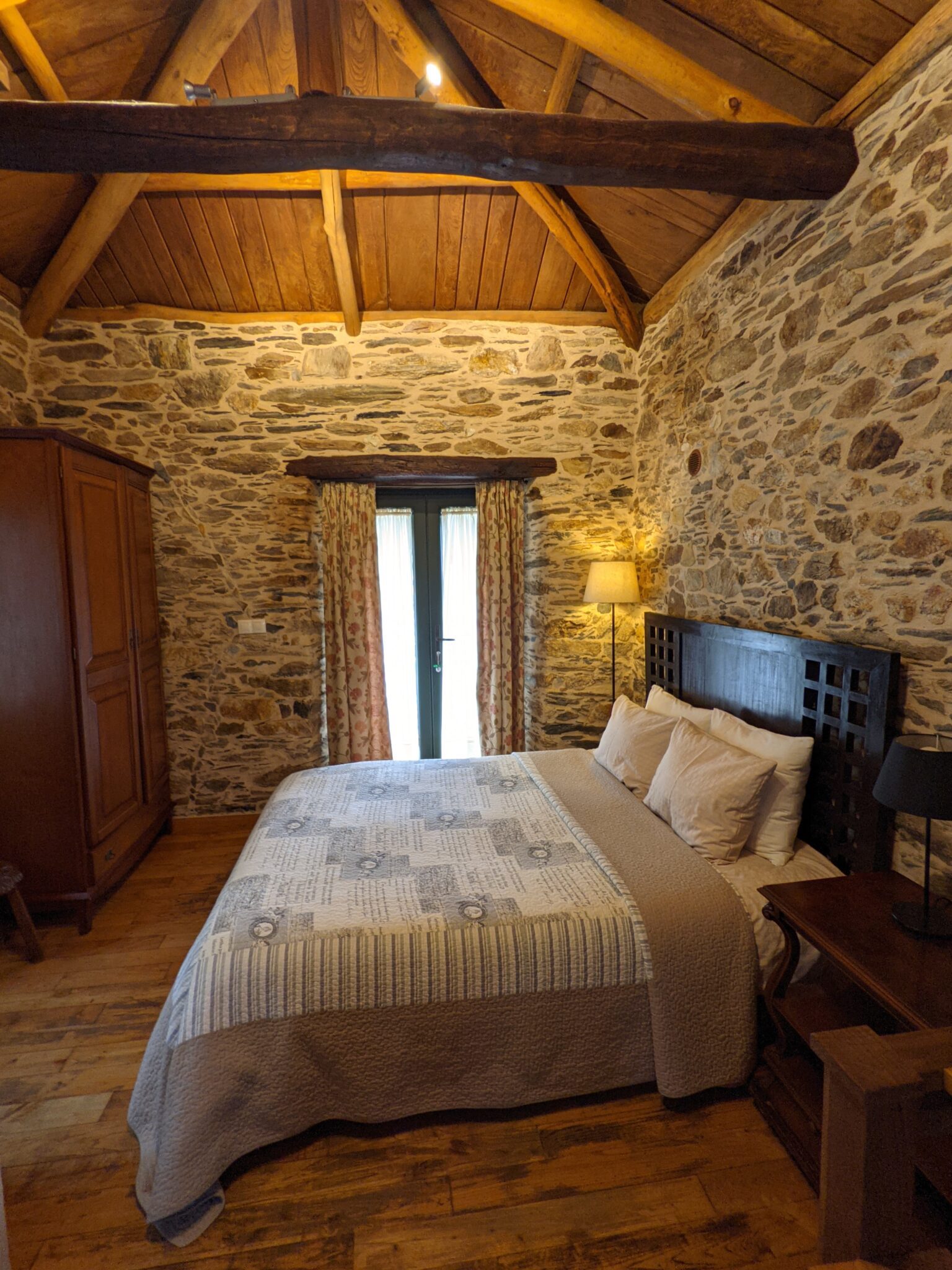 Habitación acogedora en Loventuro con detalles rústicos y textiles naturales, ideal para el descanso en plena naturaleza. House O Venturo, Ortigueira ( A coruña)