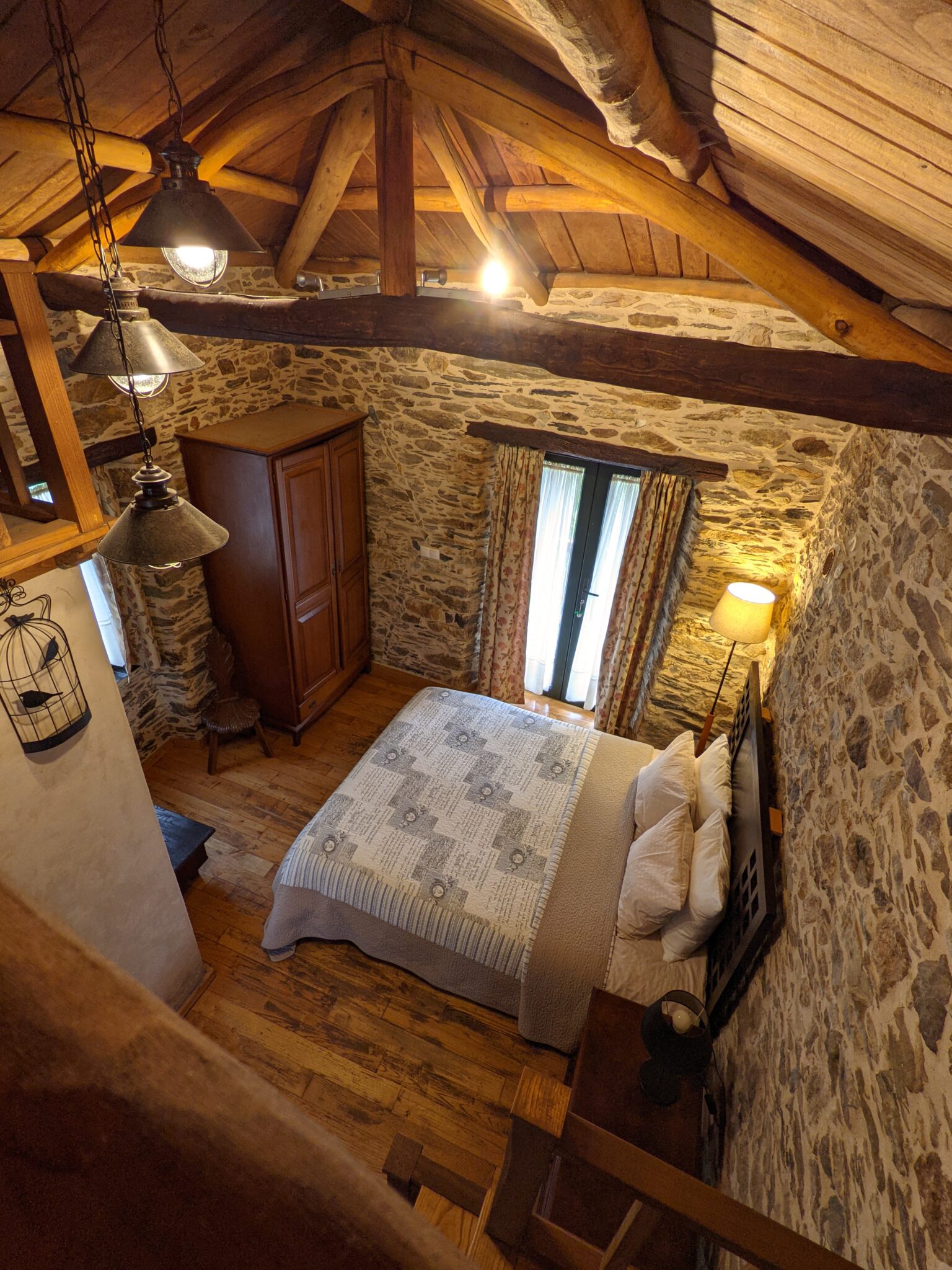 Habitación acogedora en Loventuro con detalles rústicos y textiles naturales, ideal para el descanso en plena naturaleza. House O Venturo, Ortigueira ( A coruña)