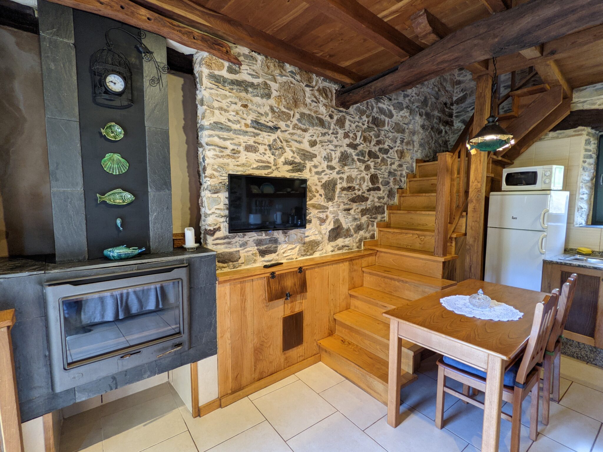 Salón con chimenea en casa rural Loventuro, perfecto para desconectar con ambiente cálido y auténtico. House O Venturo, Ortigueira ( A coruña)